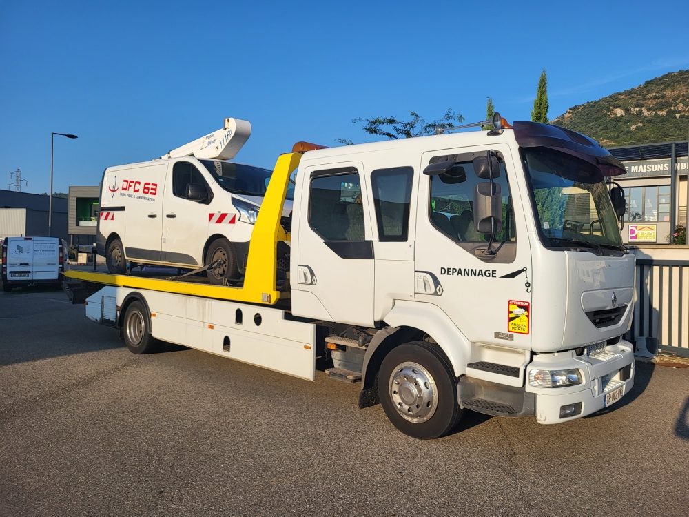 Dépanneuse Abreu transportant un utilitaire